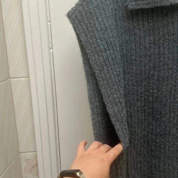 Pieces Hanni Spread-Collar Rib-Knit Poncho grey sweater vest - Picture 8 of 9